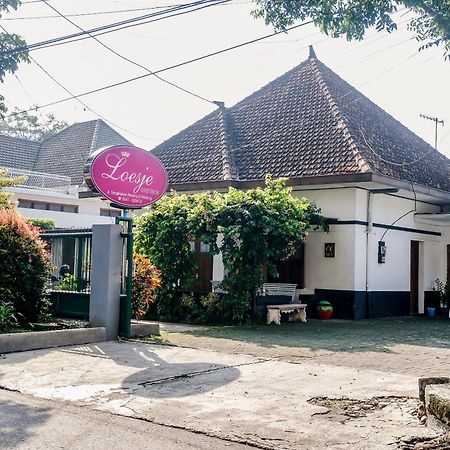 Super Oyo 353 Loesje Guest House Syariah Malang Exterior foto