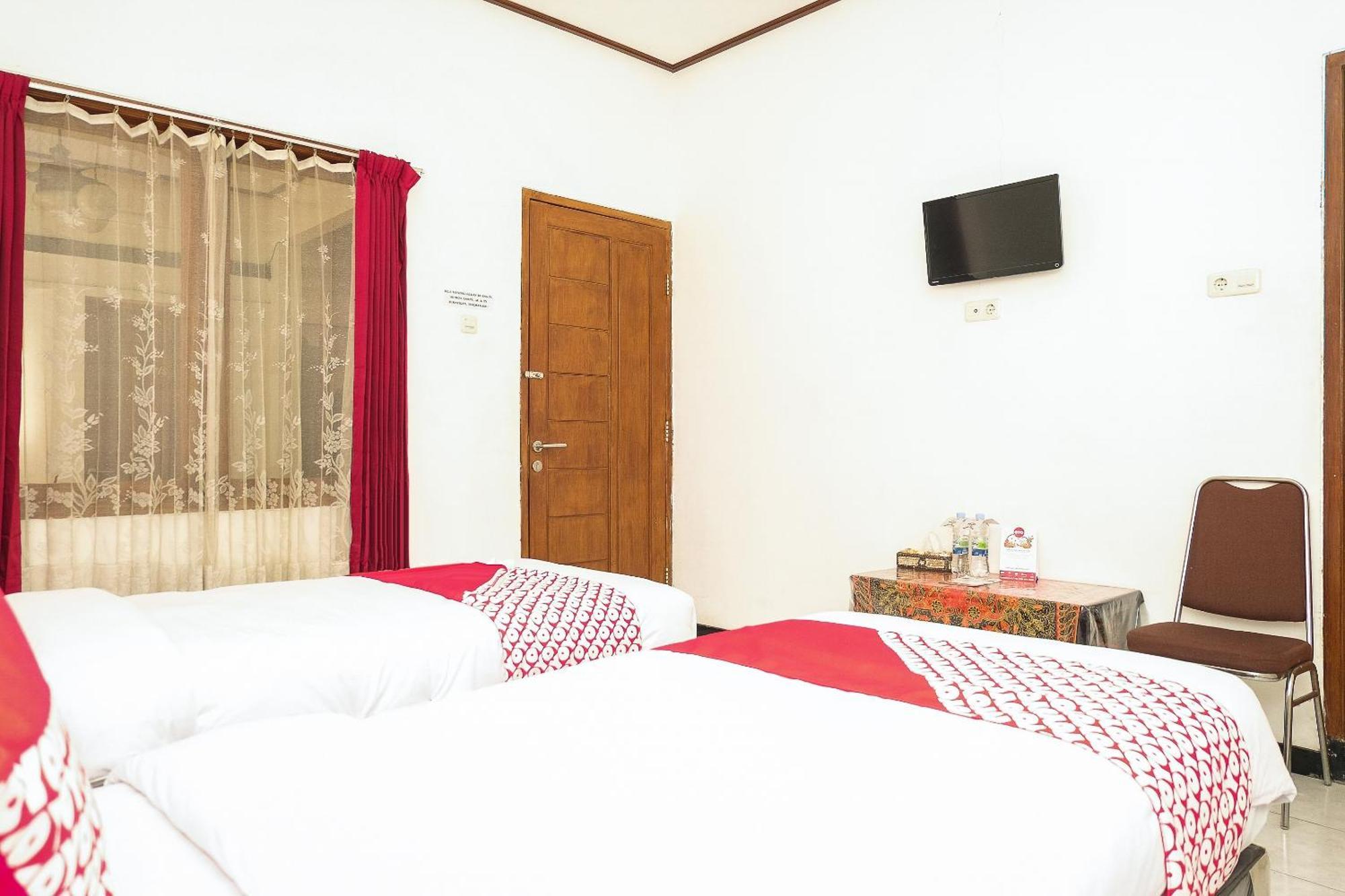 Super Oyo 353 Loesje Guest House Syariah Malang Exterior foto