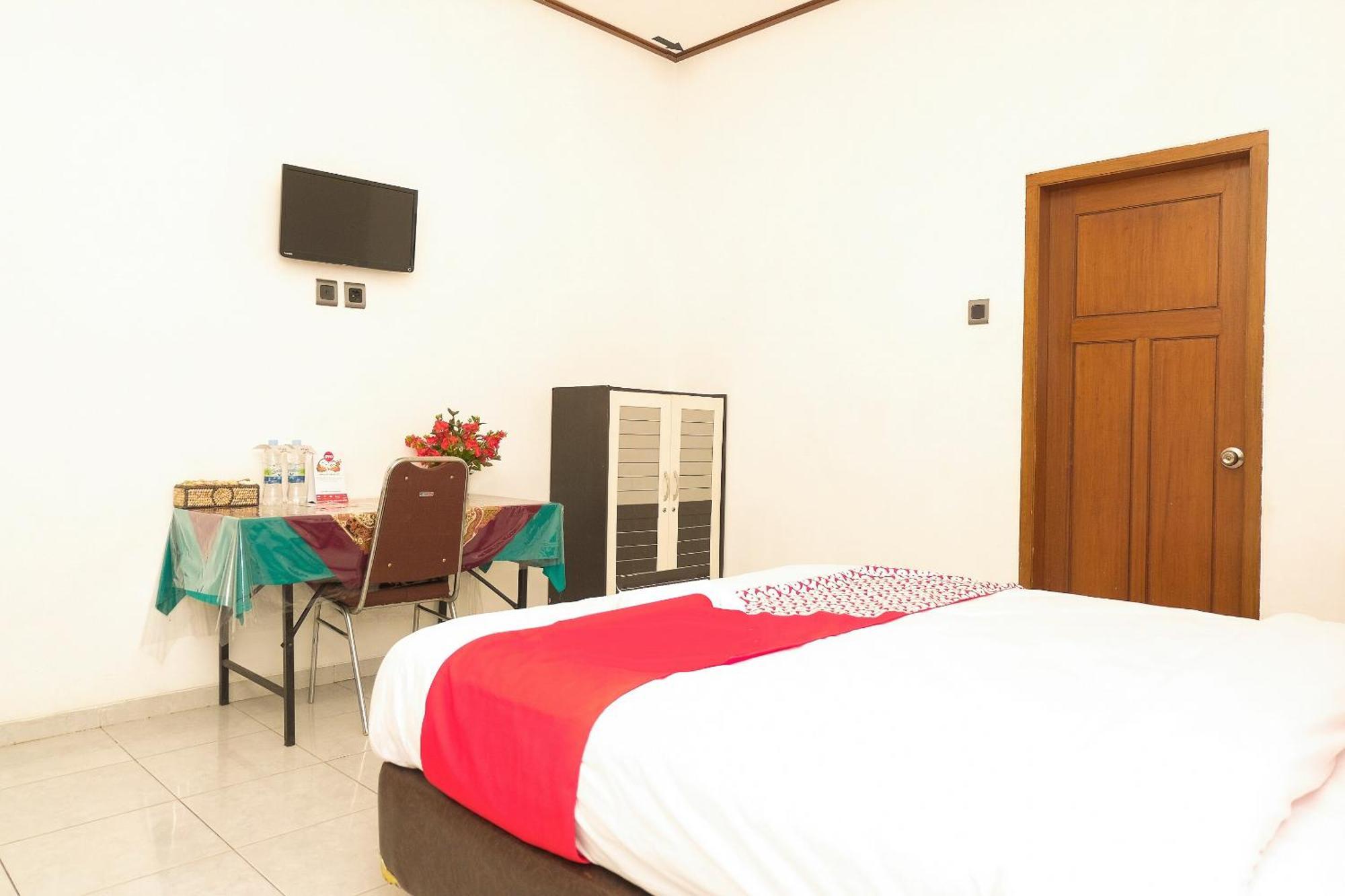 Super Oyo 353 Loesje Guest House Syariah Malang Exterior foto