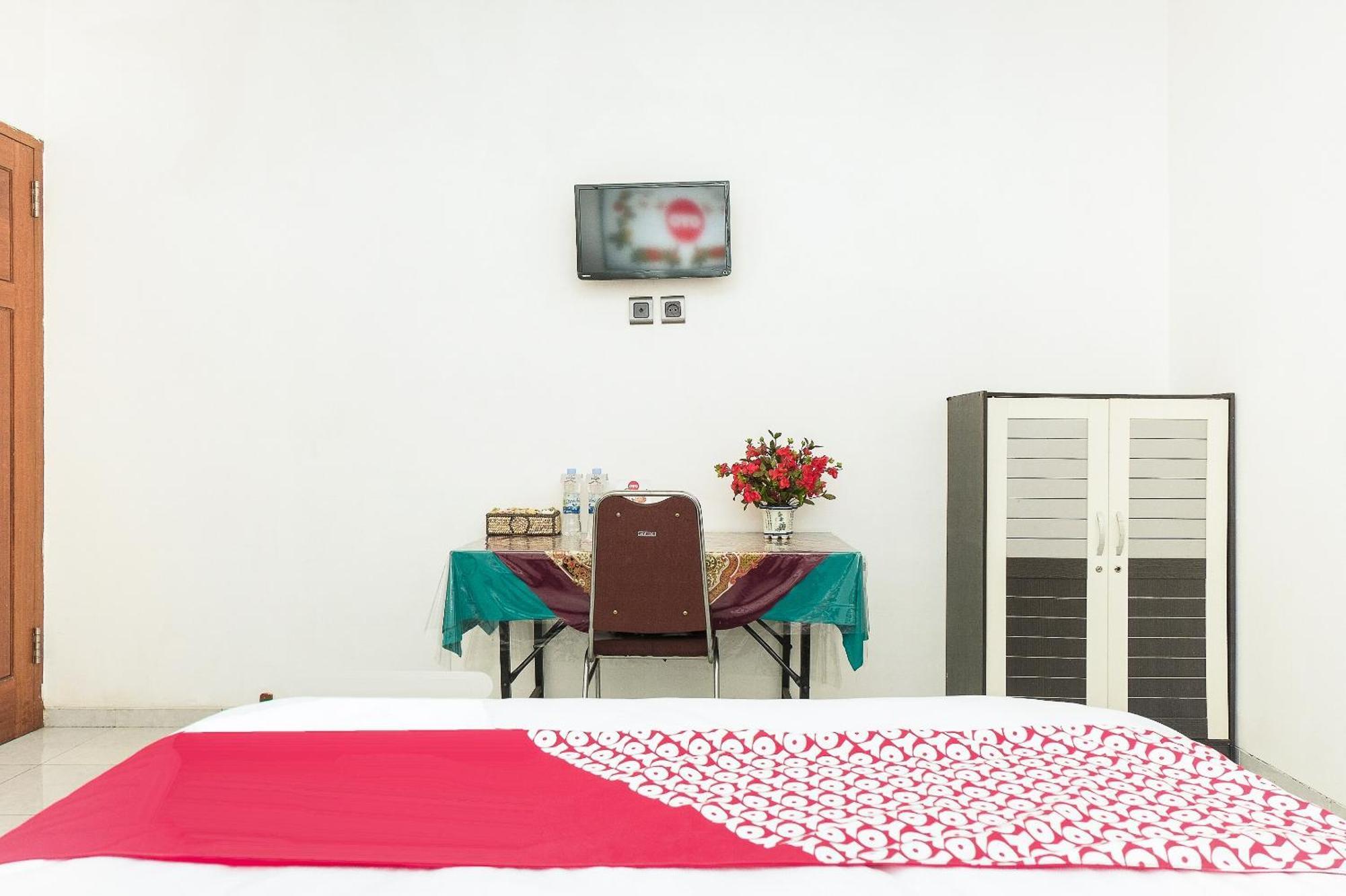 Super Oyo 353 Loesje Guest House Syariah Malang Exterior foto