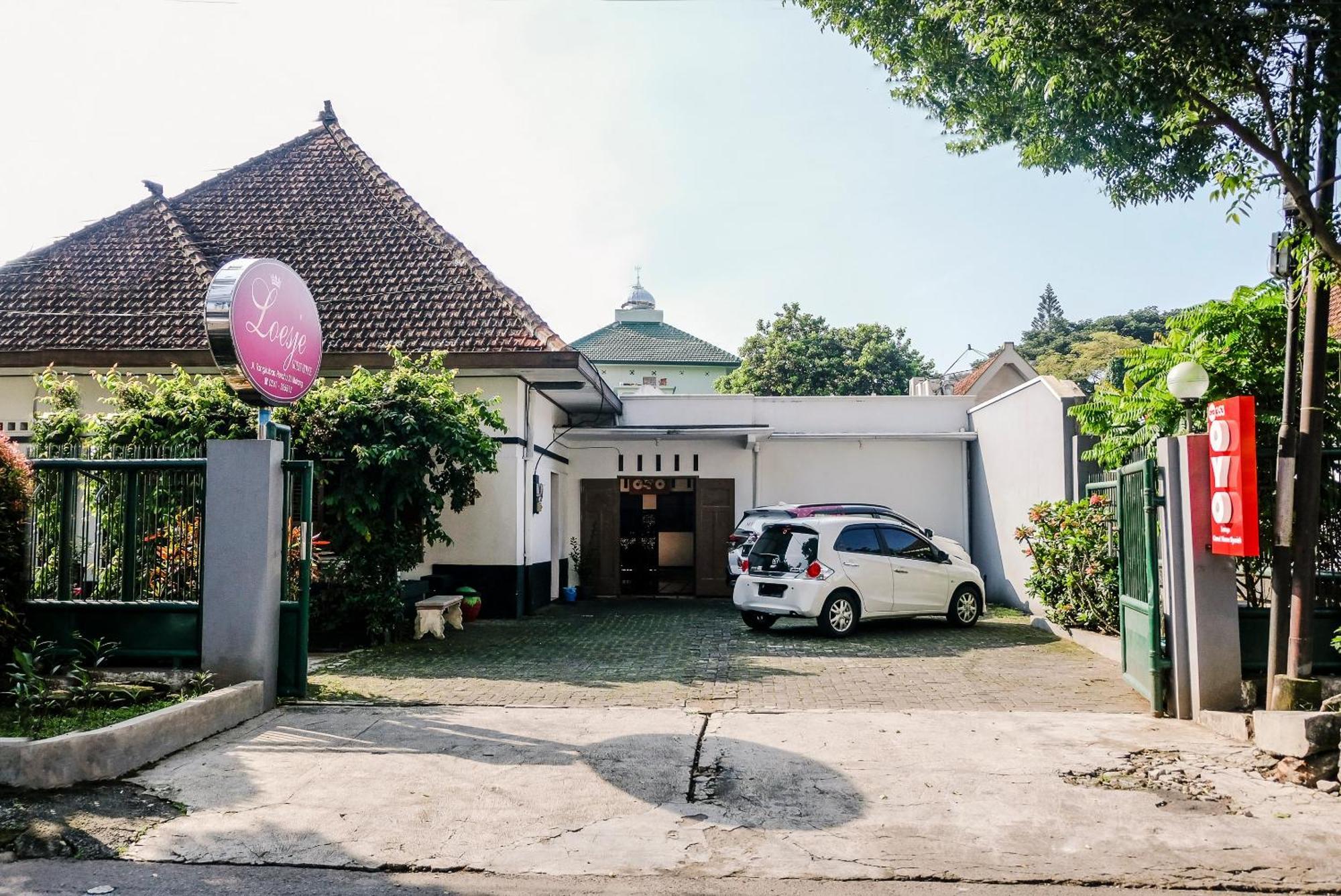 Super Oyo 353 Loesje Guest House Syariah Malang Exterior foto