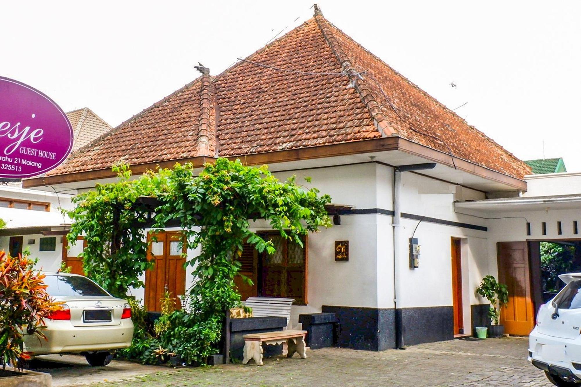 Super Oyo 353 Loesje Guest House Syariah Malang Exterior foto