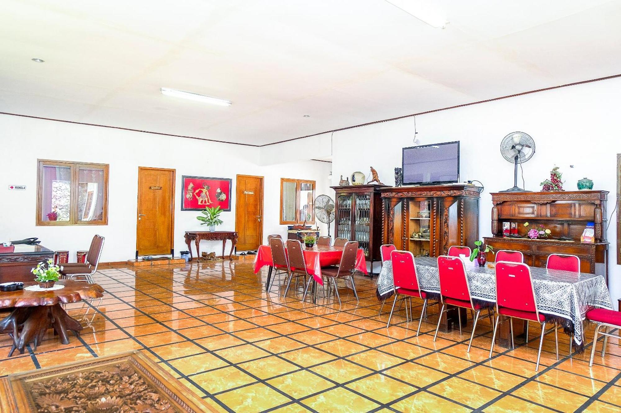 Super Oyo 353 Loesje Guest House Syariah Malang Exterior foto
