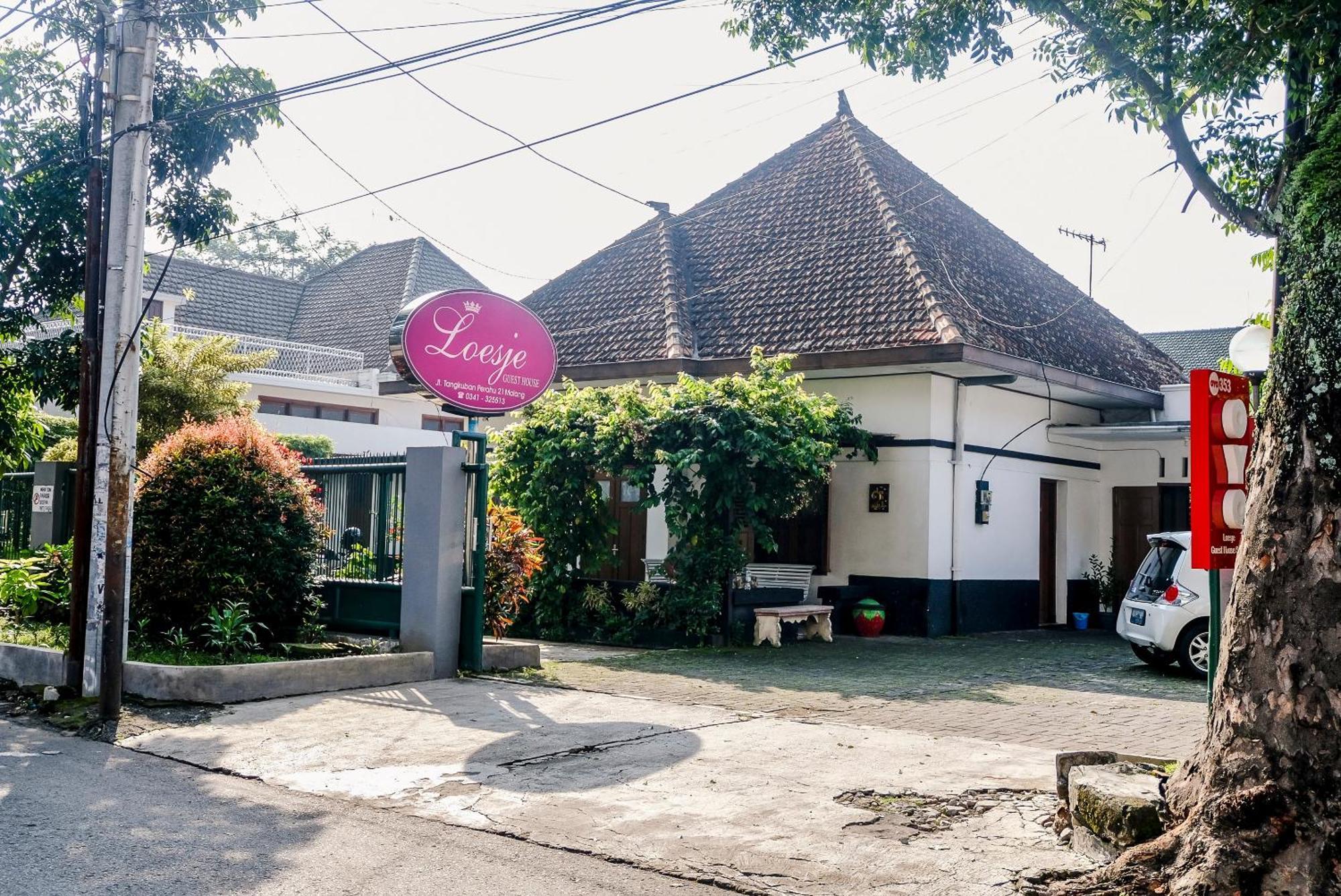 Super Oyo 353 Loesje Guest House Syariah Malang Exterior foto