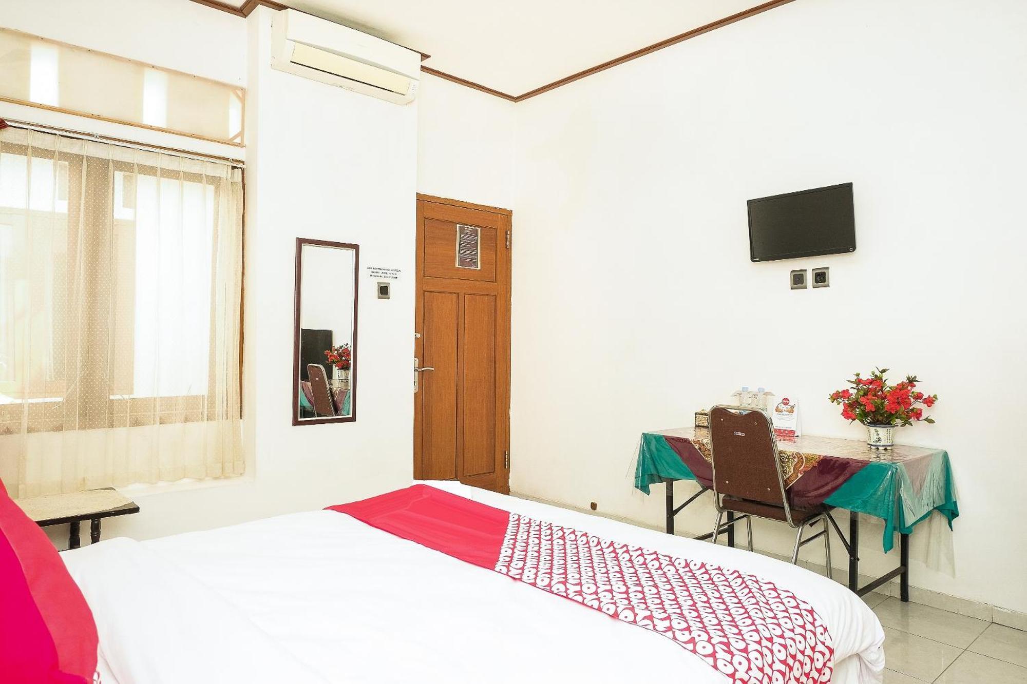 Super Oyo 353 Loesje Guest House Syariah Malang Exterior foto