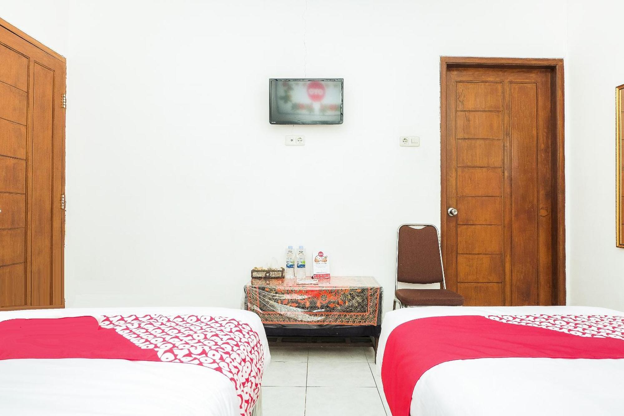 Super Oyo 353 Loesje Guest House Syariah Malang Exterior foto
